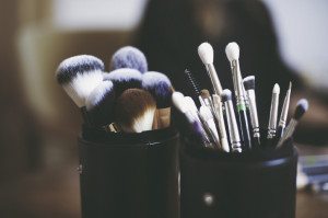 Make-up-Pinsel bereit für die Braut am Hochzeitstag – Detailaufnahme Hochzeitsreportage NRW.