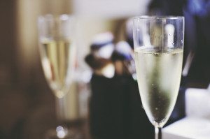 Zwei Gläser Sekt stehen auf dem Tisch mit Make-up Pinseln – Hochzeitsreportage NRW Moment.