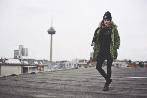 Brautpaar beim Paarshooting auf dem Parkhausdach in Köln – Hochzeitsfotografin NRW.