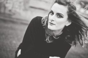 Authentisches Schwarz-Weiß-Porträt der Hochzeitsfotografin Köln, natürlicher Look im urbanen Parkhaus.