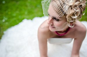 Braut im weißen Kleid kniet auf der Wiese bei Hochzeit Playa Cologne | Hochzeitsfotografin Köln.