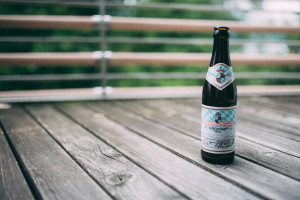 Eine Bierflasche auf einem Holzdeck nach der Trauung – authentisches Detail für die Hochzeitsreportage NRW.