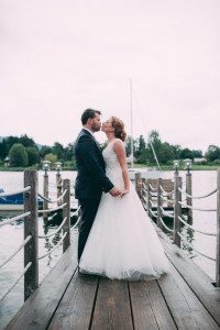 Brautpaar hält sich an einem Seeufer an den Händen – Hochzeitsfotografin Köln begleitet den Moment.