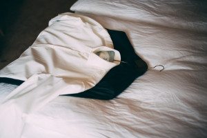 Hochzeitsoutfit liegt bereit auf dem Bett – detailverliebte Hochzeitsreportage NRW.