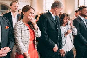 Gäste zeigen echte Emotionen bei der standesamtlichen Trauung – Hochzeitsfotografin Köln.