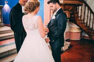 Ein Paar gibt sich bei seiner standesamtlichen Trauung in Köln das Ja-Wort, festgehalten von Hochzeitsfotografin.