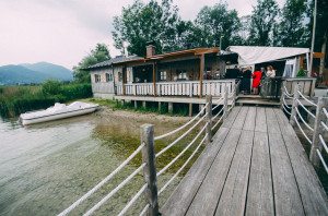 Hochzeitsgäste treffen sich auf einer Seeterrasse bei Köln; entspannte Momente für die Hochzeitsreportage NRW.