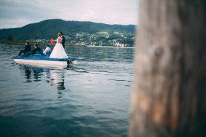 Brautpaar und Freunde genießen eine entspannte Tretbootfahrt auf dem See – Hochzeitsreportage NRW.
