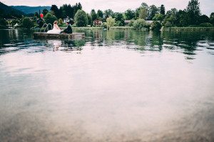 Brautpaar auf einem Steg am See bei Köln, roter Ballon, ruhige Atmosphäre – Hochzeitsfotografin Köln.