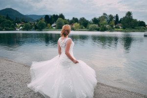 Braut im weißen Kleid am ruhigen Seeufer – authentische Hochzeitsreportage Köln, natürliche Stimmung.