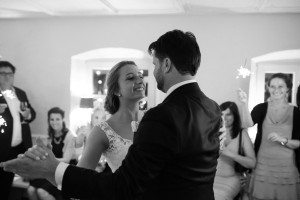 Braut und Bräutigam tanzen innig auf ihrer Hochzeit in Köln, umgeben von strahlenden Gästen mit Wunderkerzen – natürliche Hochzeitsreportage NRW.