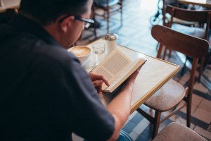 Hochzeitspaar in Köln genießt Kaffee im Café, festgehalten von Hochzeitsfotografin.