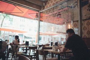 Ein Mann genießt Kaffee allein im Kölner Café – Hochzeitsreportage NRW, echte Momente.