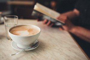 Gemütliche Kaffeepause während einer Hochzeitsreportage NRW in einem Kölner Café.