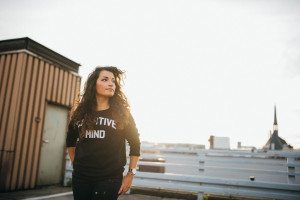 Person mit lockigem Haar auf einem Kölner Dach, Skyline im Hintergrund – Hochzeitsfotografin Köln.