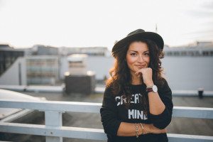 Herzliches Lächeln beim Portraitshooting in der Kölner Altstadt – Hochzeitsfotografin Köln Moment.