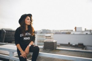Junge Frau mit schwarzem Hut genießt entspannt den Blick über Köln – Portraitfotos Outdoor.