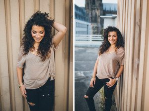 Lächelnde Braut mit lockigem Haar, entspannt im natürlichen Licht – Hochzeitsfotografin Köln Outdoor Moment.