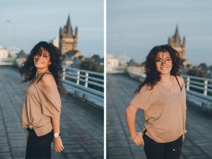 Nebeneinander stehende Portraits einer lächelnden, lockigen Frau auf einer Brücke in Köln, Hochzeitsfotografin NRW.