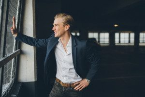 Bräutigam im Anzug entspannt im Parkhaus – Hochzeitsfotografin Köln hält echten Moment fest.