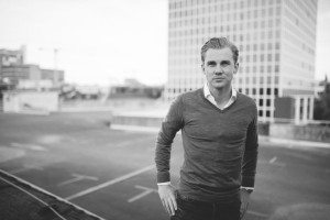 Gelöster Mann in stilvollem Schwarz-Weiß-Porträt, aufgenommen von Hochzeitsfotografin Köln.