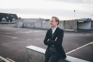 Lächelnder Mann im Anzug beim Bewerbungsfotoshooting mit Hochzeitsfotografin Köln draußen.