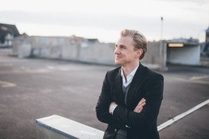 Ein Bräutigam im Anzug lächelt entspannt im Sonnenlicht – Hochzeitsfotografin Köln.