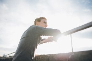 Eine Braut im Sonnenlicht entspannt am Geländer – Hochzeitsfotografin Köln Moment.