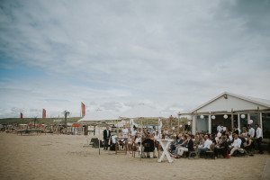 Freunde und Familie genießen eine entspannte Strandhochzeit in Noordwijk, Hochzeitsfotografin Köln.