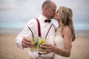 Brautpaar küsst sich am Strand bei ihrer Strandhochzeit in Noordwijk – Hochzeitsfotografin Köln.
