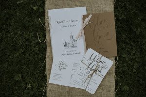 Hochzeitseinladungen und Programm von Melanie & Martin am WinselerHof, liebevoll arrangiert im Grünen.