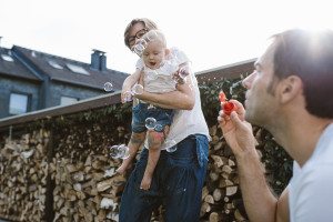 Eine Familie genießt draußen gemeinsam Sekt, ein spontaner Moment für Familienfotos Köln oder eine Hochzeitsreportage NRW.