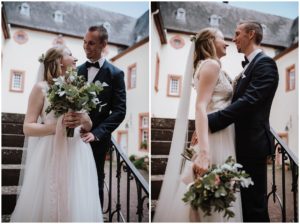 Liebevolles Brautpaar auf den Stufen von Schloss Föhren – Hochzeitsreportage NRW.