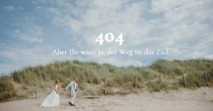 Brautpaar geht Hand in Hand am Strand – Hochzeitsfotografin Köln fängt echten Moment ein.