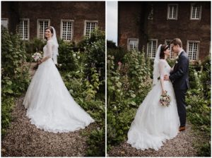 Braut im weißen Kleid lächelt auf einem Gartenweg; Später verbringen sie und ihr Bräutigam Hand in Hand einen ruhigen Moment – festgehalten von Hochzeitsfotografin Köln.