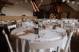 Festlich gedeckter Hochzeitstisch mit Blumen, bereit für eure standesamtliche Trauung in Düsseldorf.