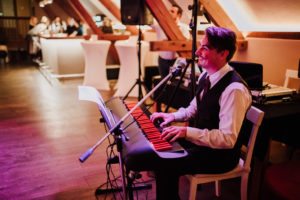 Live-Musik während einer standesamtlichen Trauung – echte Hochzeitsmomente festgehalten in NRW.