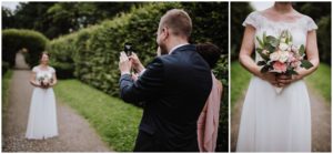 Bräutigam macht Schnappschüsse von seiner Braut in ihrem Kleid im Freien; Blumenstraußdetails, natürliche Hochzeitsfotografie Bonn.