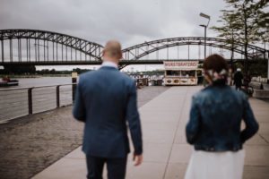 Paar genießt entspannte Hochzeitsmomente am Bonner Rhein, eingefangen von Hochzeitsfotografin Bonn.