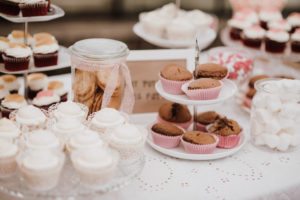 Cupcakes und Kekse auf weißer Spitze – festliche Details für eure standesamtliche Frische Trauung in NRW.