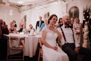 Braut und Bräutigam genießen ihren Hochzeitstag im Kreis der Gäste – Hochzeitsreportage Köln.