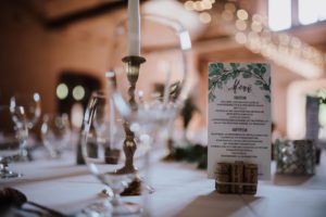Stimmungsvolle Tischdeko bei einer Hochzeit im Schloss Föhren – Hochzeitsfotografin Köln.