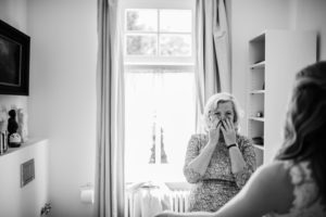 Emotionaler Moment bei Hochzeit Schloss Föhren – Braut lächelt, bewegt während der Hochzeitsreportage NRW.