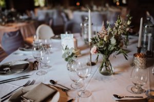 Festlich gedeckter Tisch mit Kerzen und Blumen bei einer Hochzeit im Schloss Föhren, Hochzeitsfotografin Köln.