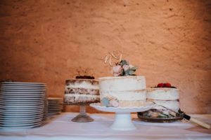 Rustikale Hochzeitstorten auf Schloss Föhren, florale Details und „Mr & Mrs“-Topper – Hochzeitsfotografin Köln.