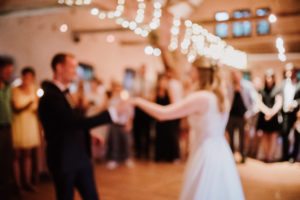 Ein Paar tanzt fröhlich auf seiner Hochzeit im Schloss Föhren, festgehalten von der Hochzeitsfotografin Köln.