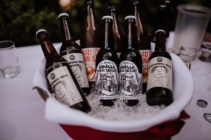 Gekühltes Bier und Apfelwein im Eimer – entspannte Hochzeitsmomente für die Hochzeitsreportage NRW.