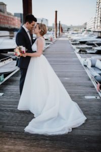 Brautpaar umarmt sich liebevoll am Hafen vor dem Schokoladenmuseum Köln – Hochzeitsfotografin Köln.