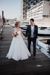 Brautpaar hält Händchen am Rheinauhafen Köln, festgehalten von Hochzeitsfotografin Köln.