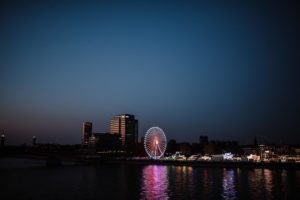 Sanftes Abendlicht in der Nähe des Schokoladenmuseums Köln, Riesenrad leuchtet – ideal für Hochzeitsfotos.